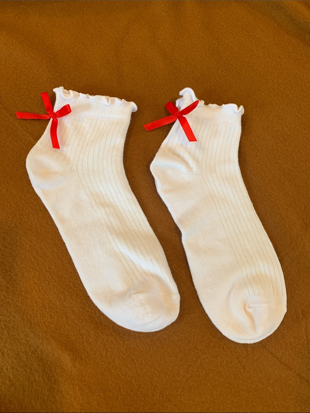 New Without Tag Women’s Bright White Lettuce Edge Low Socks With Red Ankle Bow